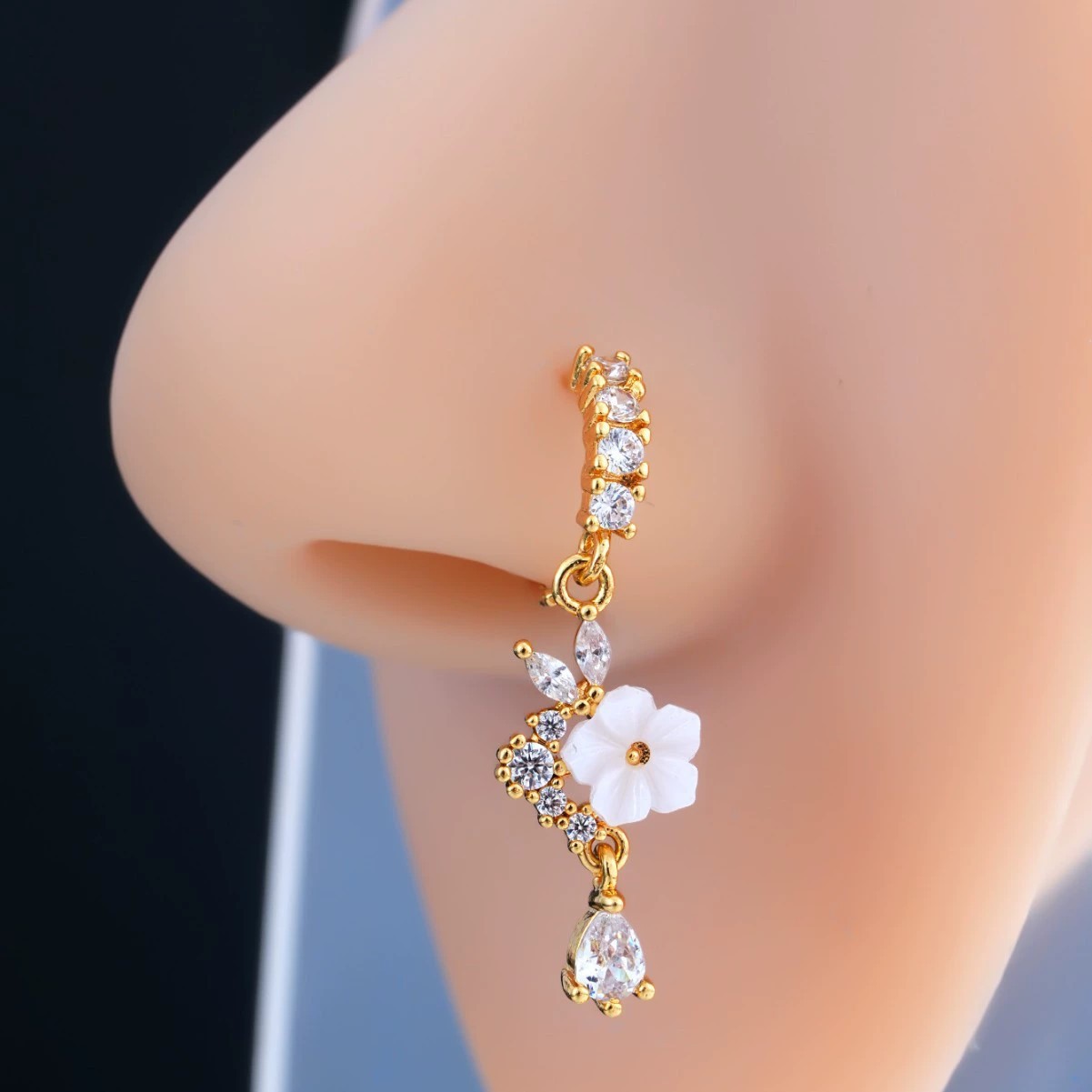 แหวนจมูกดอกไม้สีทองประดับคริสต - Body Jewelry Surgical Steel บทวิจารณ์และราคา